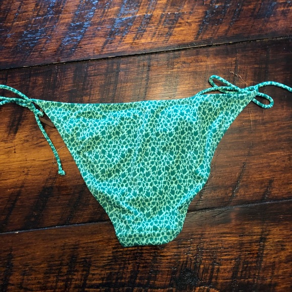 Victoria’s Secret green pattern string bikini sz M - Picture 8 of 8